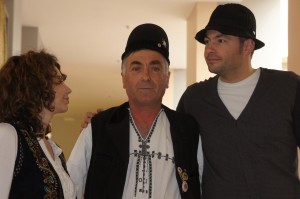 Norris Măgeanu și Adriana Sîrbu, două albinuțe ROI, alături de meșterul Ion argeșean Rodoș